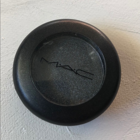 Brand new MAC Typographic eyeshadow - Picture 1 of 2